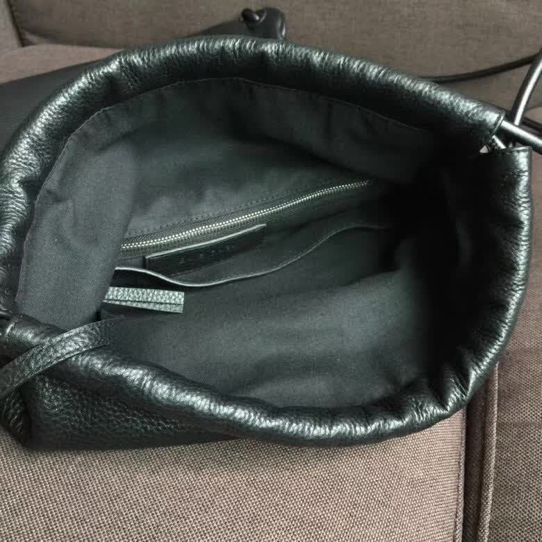 BALENCIAG巴黎世家 進口小牛皮材質 雙肩背包 抽繩開合袋口  BL1783
